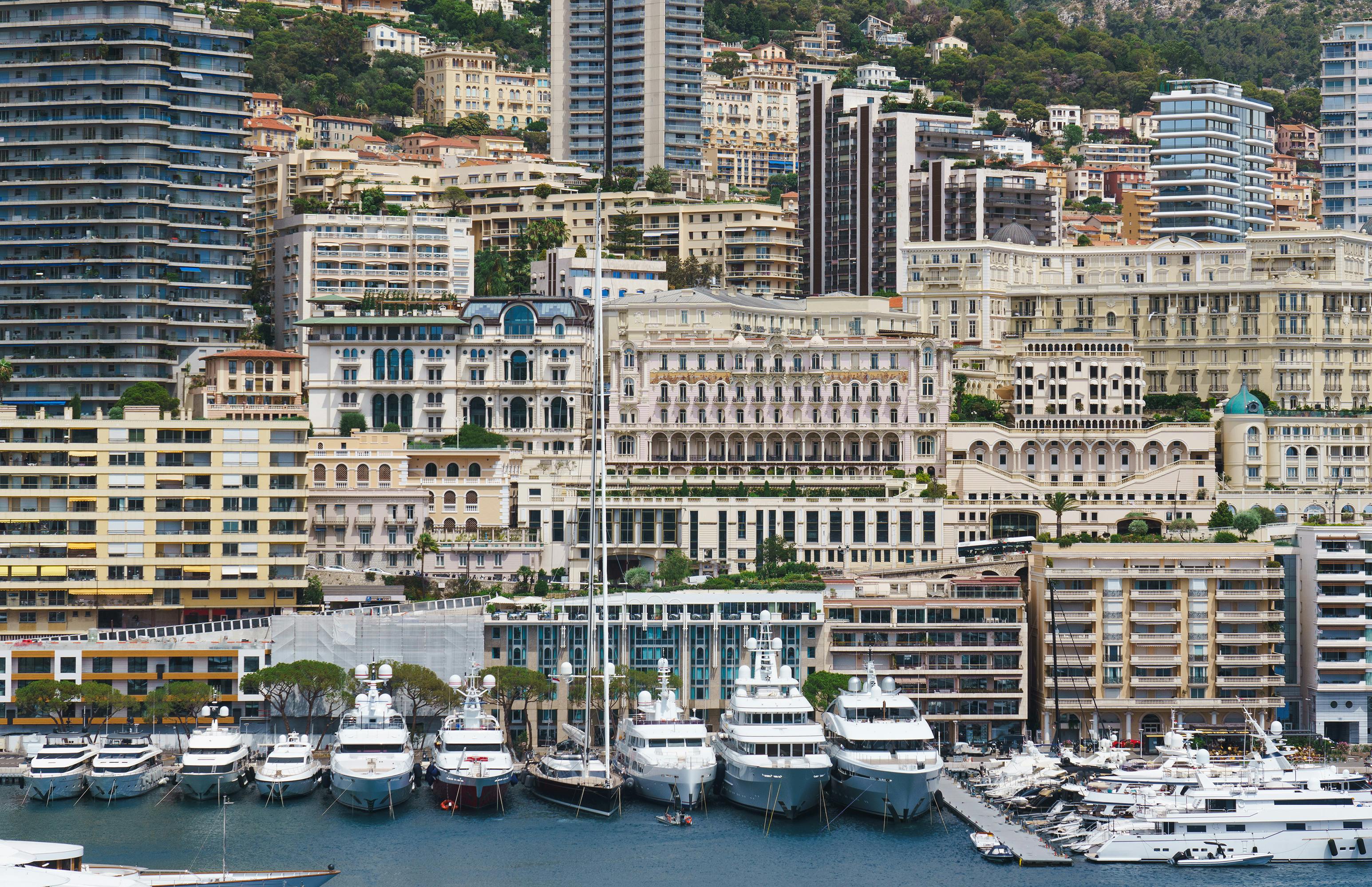 Belle Époque-gevels en moderne woontorens boven de jachten in Port Hercule, Monaco